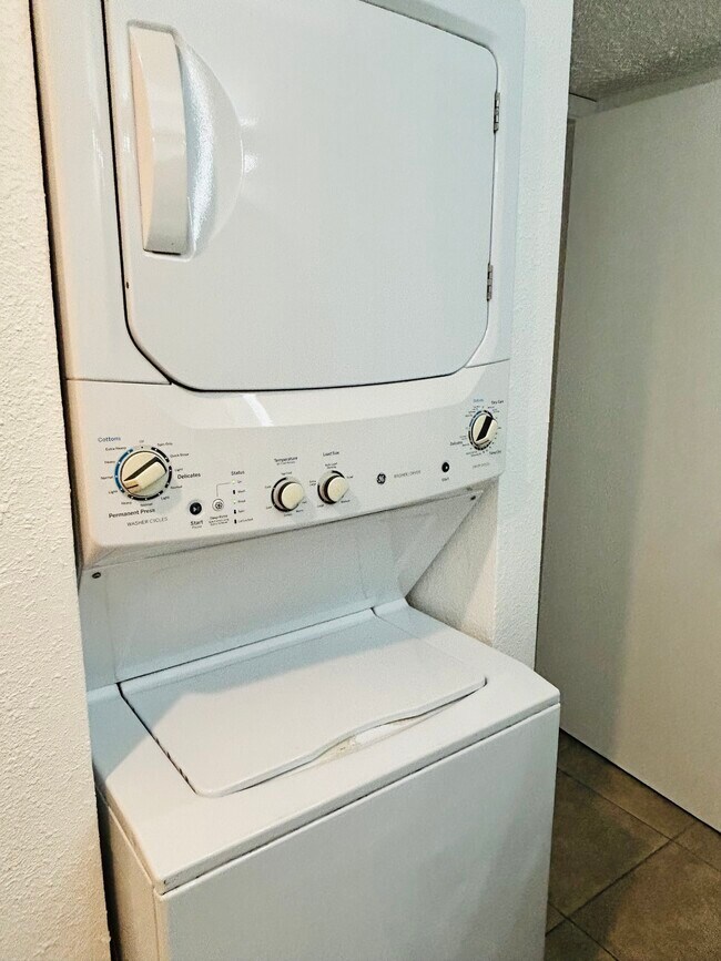 Building Photo - 5767 Belcrest St