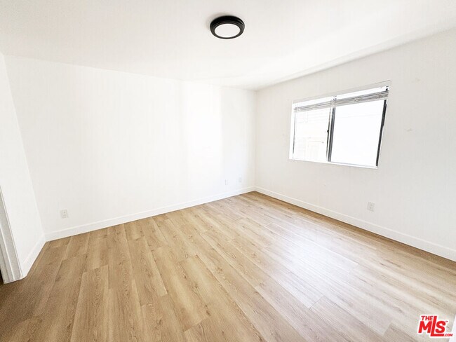 Building Photo - 5440 Carlton Way