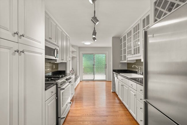 Building Photo - 3 Bed 2 Full Bath/2 Half Bath - Rockville Townhouse - Move In Ready