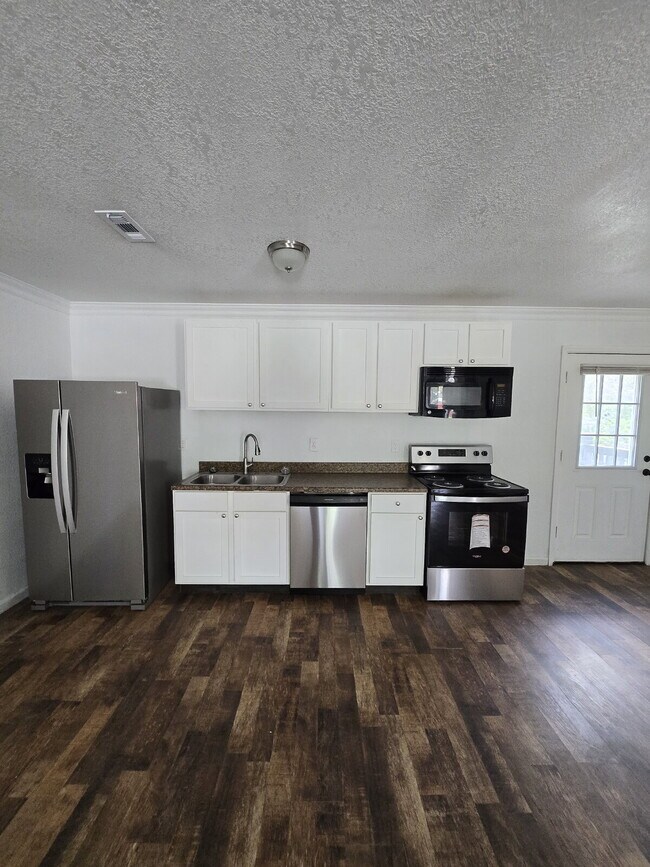 Building Photo - Oversized ONE Bedroom *HALF OFF YOUR FIRST MONTH*