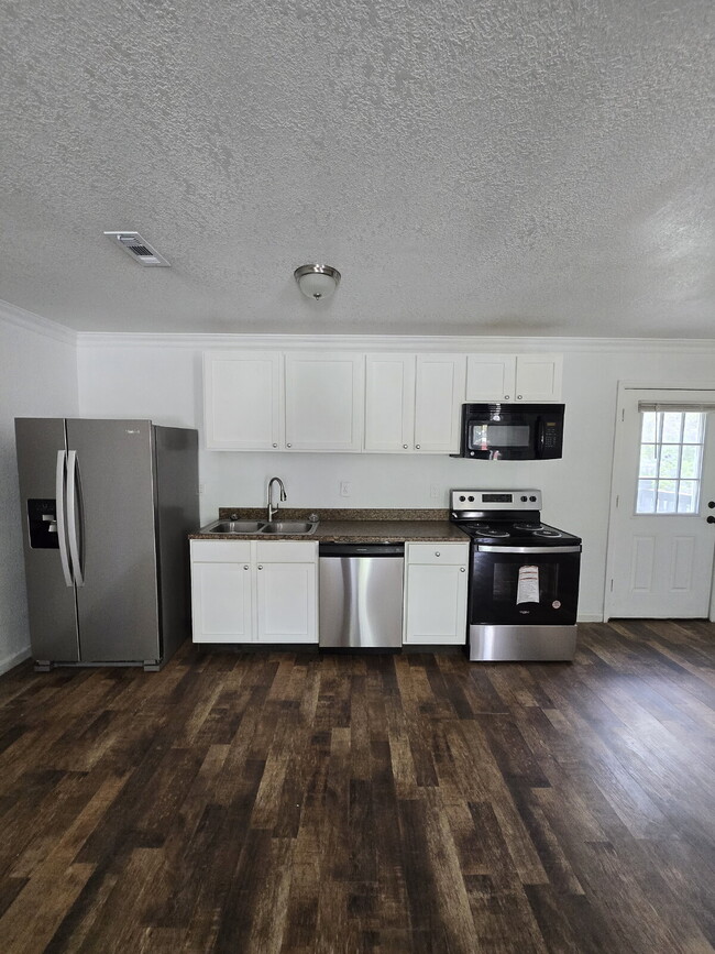 Building Photo - Oversized ONE Bedroom *HALF OFF YOUR FIRST...