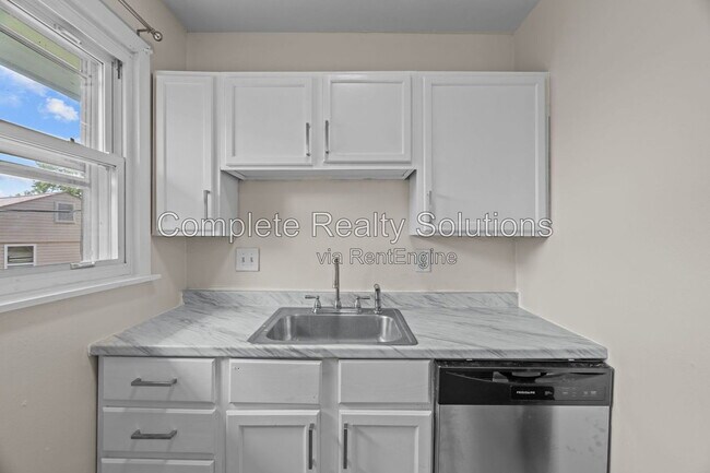Building Photo - 5661 Bermuda Dr