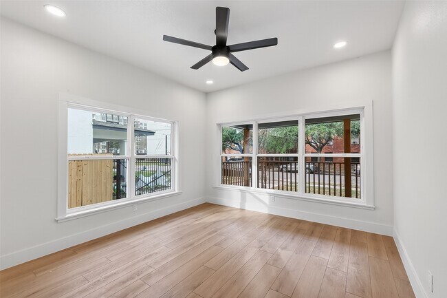 Building Photo - 4413 Roseland St