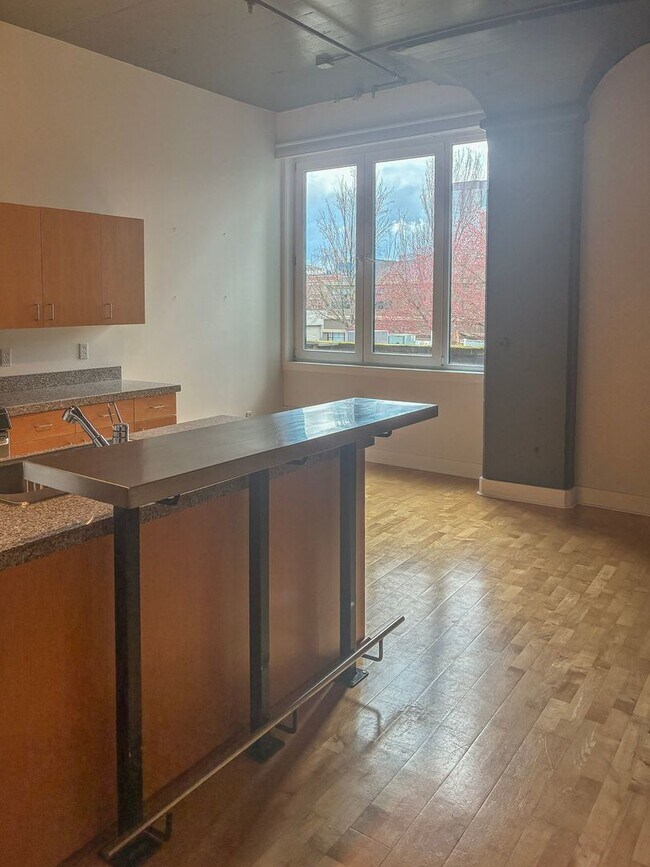 Building Photo - North Block Studio Available Now !!