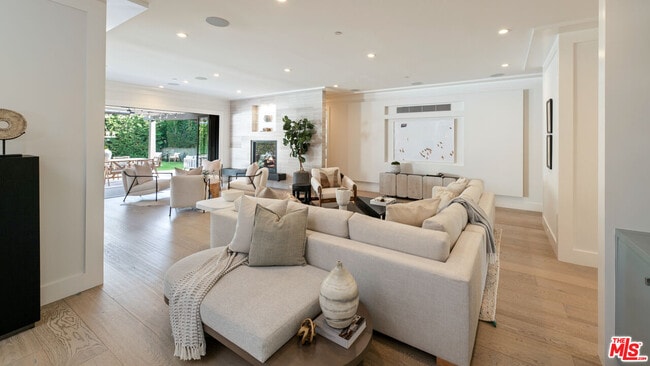 Building Photo - 720 Amalfi Dr