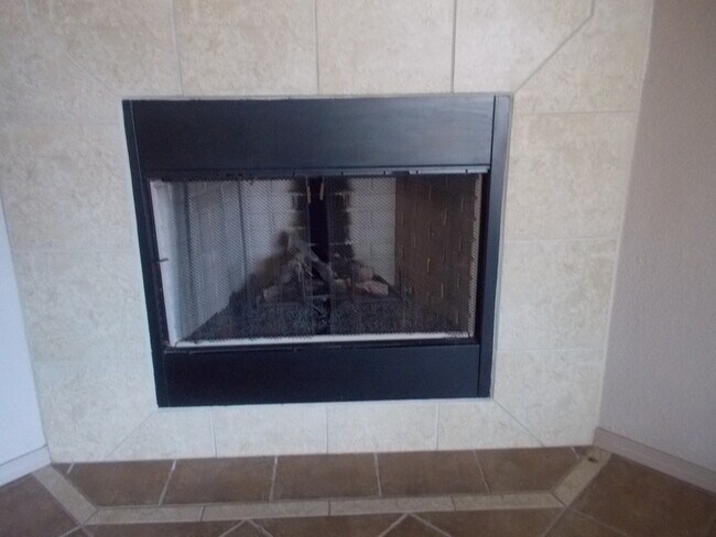 Building Photo - Beautiful home close to HAFB and town.