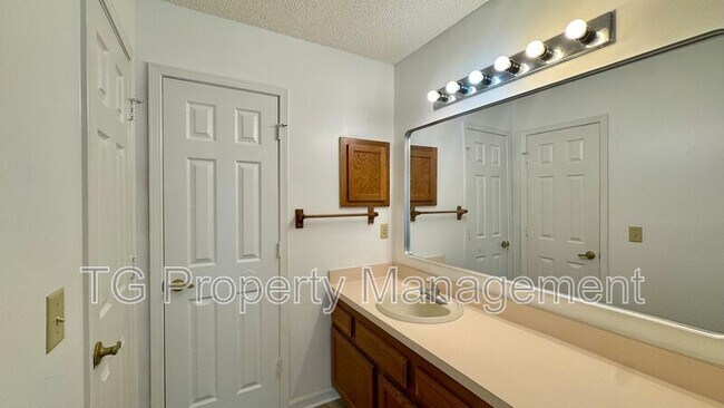 Building Photo - 3696 Barbizon Cir N