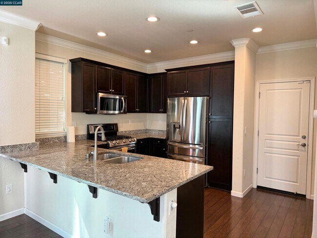 Building Photo - 221 Southpark Ct