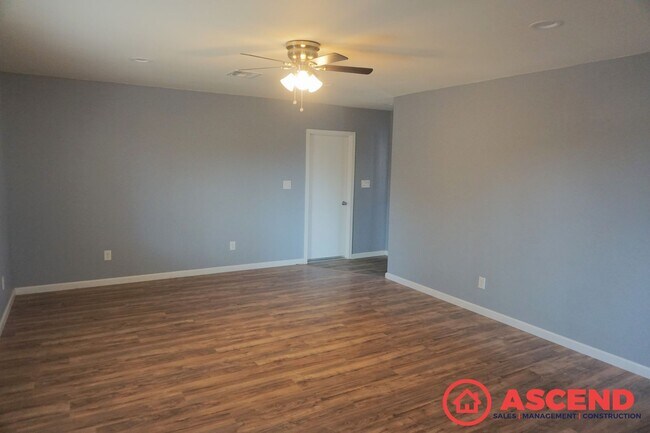 Building Photo - Delightful Home Near South High School!