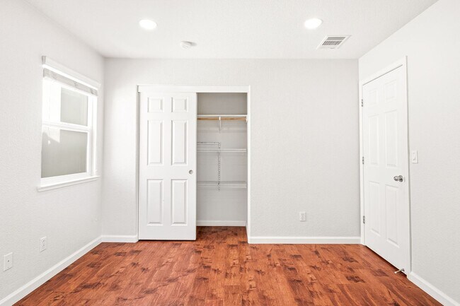 Building Photo - Beautiful single 4 Bed, 2.5 Bath Family Home in Quiet Neighborhood!