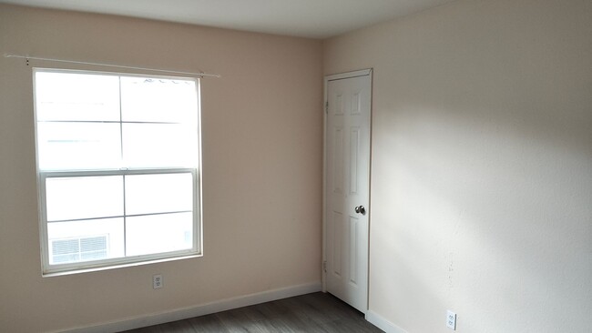 Building Photo - 3 bedrooms 3 bathrooms townhome FOR RENT i...