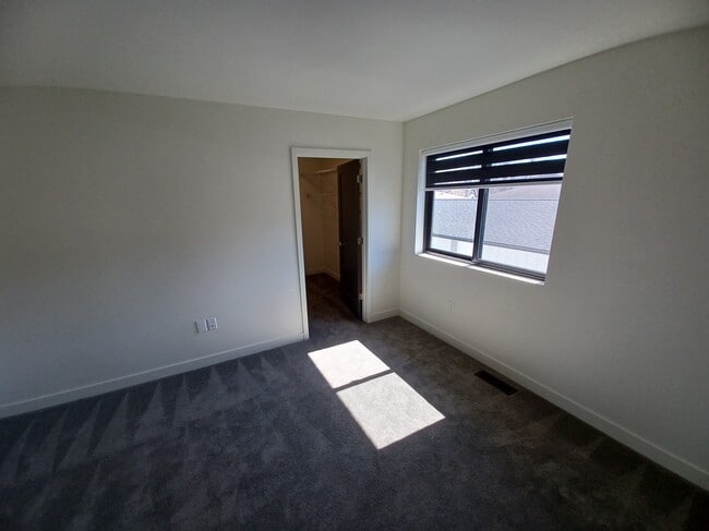 Building Photo - 3215 Fairfax St