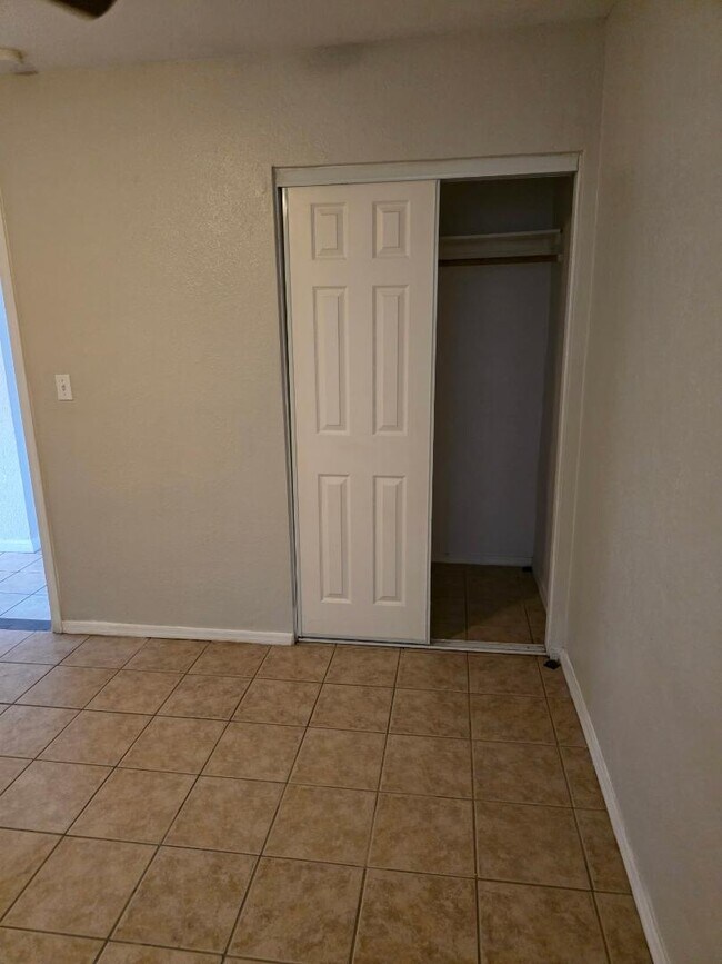 Building Photo - 1320 W Sahuaro Dr