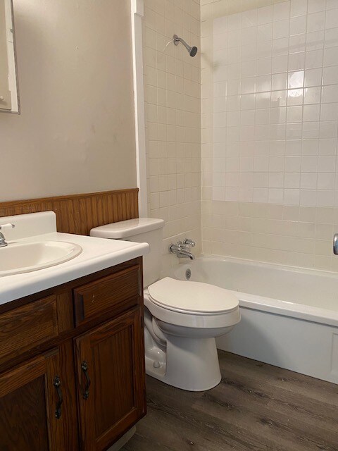 Building Photo - 355 Erskine Ave