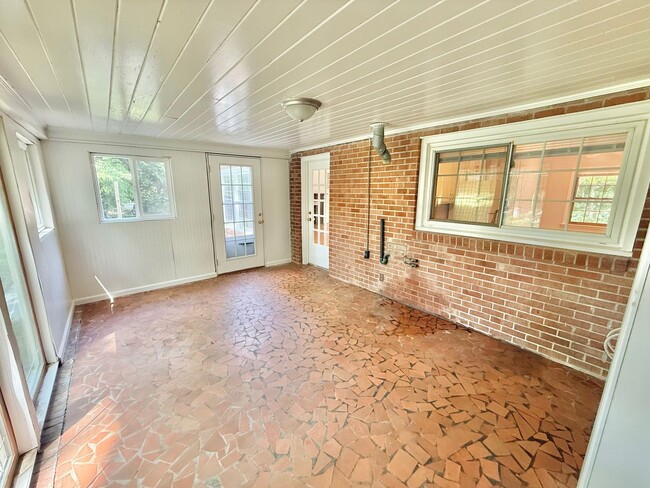 Building Photo - Beautiful 3 Bed 2 Bath Home Located Right ...
