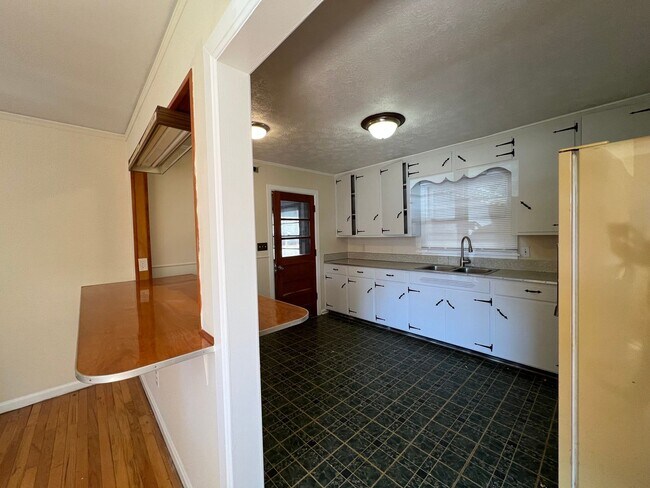 Building Photo - 1123 Oates Rd