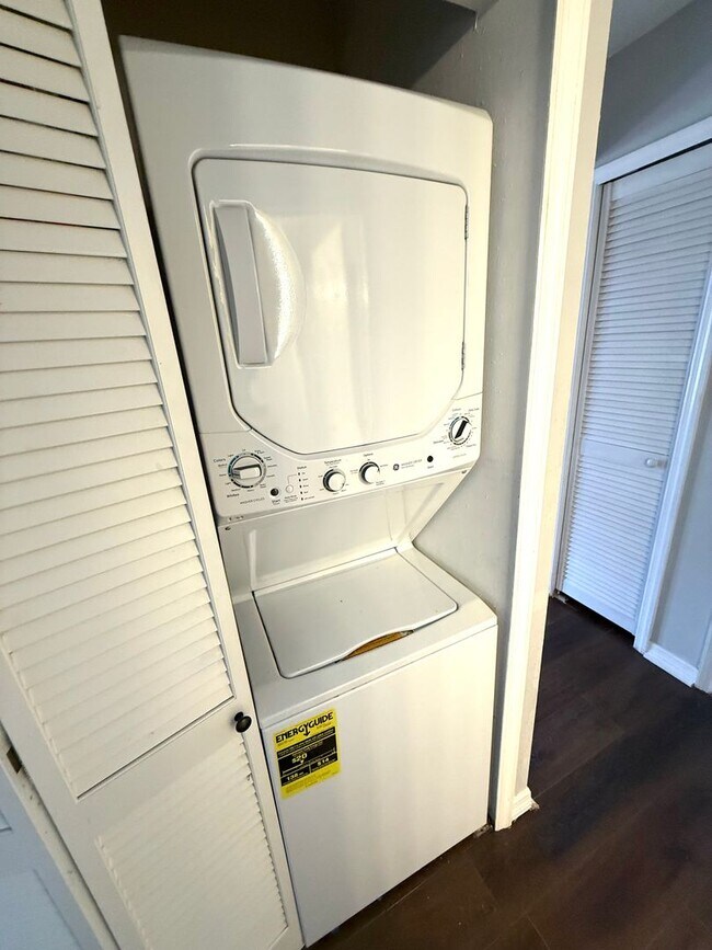 Building Photo - Beautiful 2BR/2BA Condo in Sarasota!