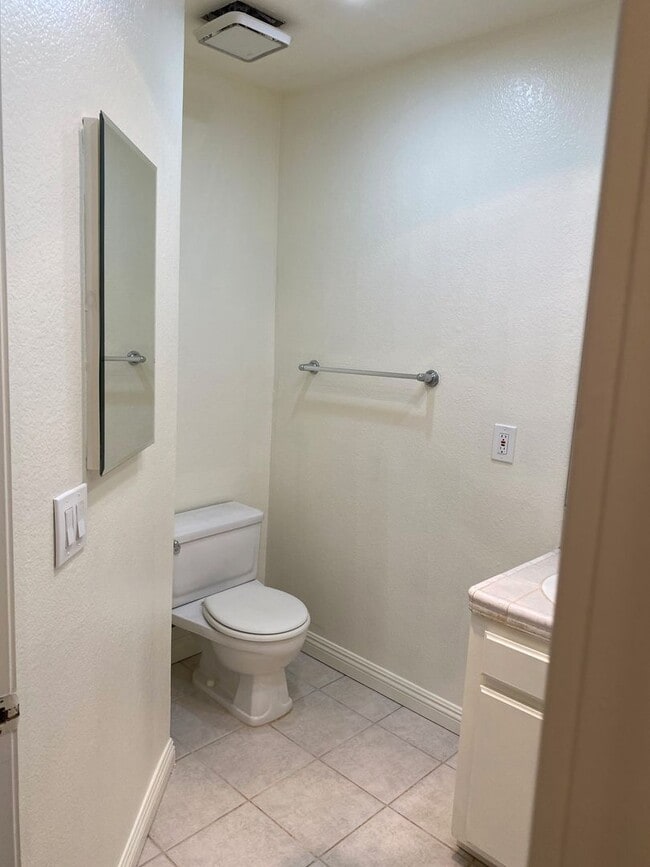 Building Photo - Awesome Townhouse in El Segundo w/Laundry in Unit, Garage and Pool