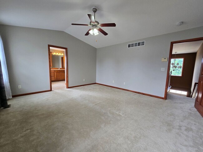 Building Photo - 4 Bedroom Home in Bloomington's East Side