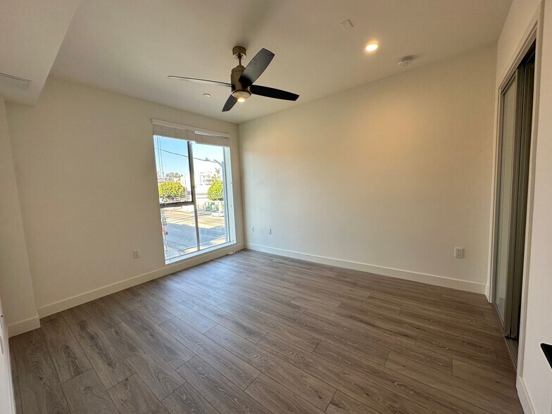 Building Photo - 3355 Overland Ave