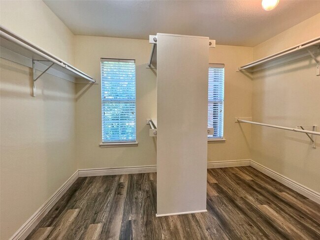 Building Photo - 9705 Hickory St