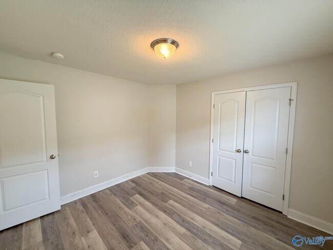 Building Photo - 211 High Green Dr