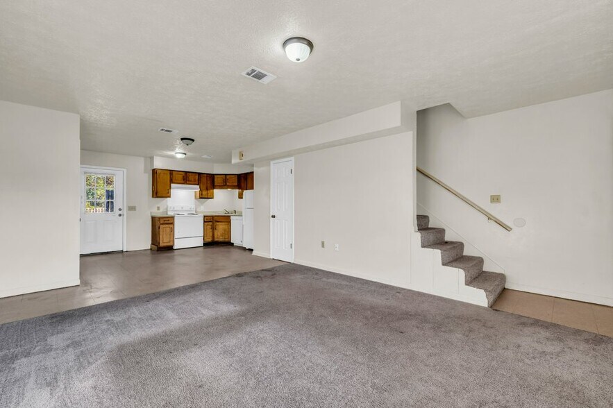 Building Photo - 164 High St