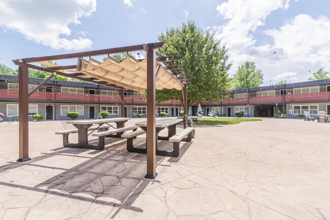 Building Photo - 2000 Patio Ct