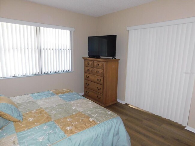 Building Photo - 250 Woodlake Wynde