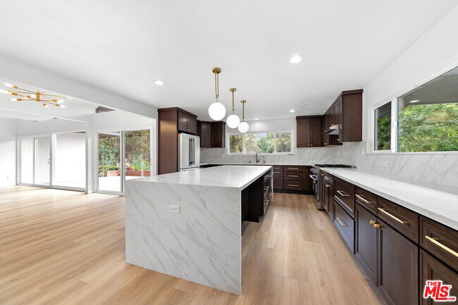 Building Photo - 656 N Bonhill Rd