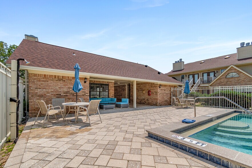 Building Photo - 5001 Grande Dr
