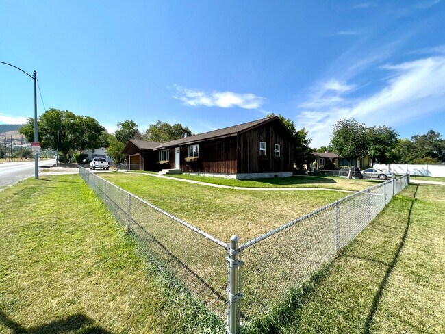 Building Photo - Pet Friendly 4 Bed 2 Bath Single Family Home, with Fenced Yard and Garage on Westside of Helena!