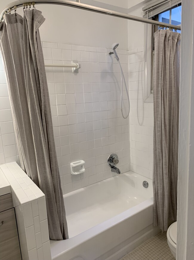 Bathtub/shower - 3051 Idaho Ave NW