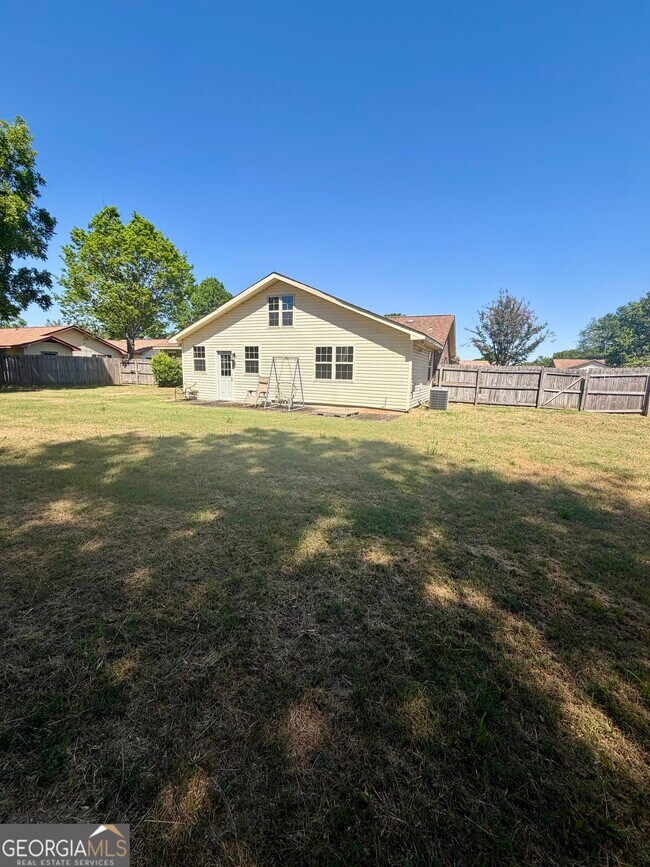 Building Photo - 131 Foxwood Cir