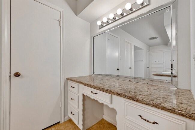 Building Photo - 6222 Creekbend Dr