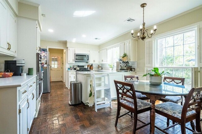 Building Photo - 2925 Fernway Dr