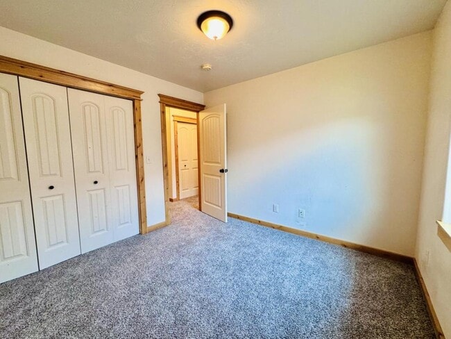 Building Photo - 1043 Rd Runner St
