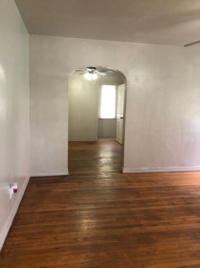 Building Photo - 2 Bed 1 Bath - Refrigerator Included - Urb...