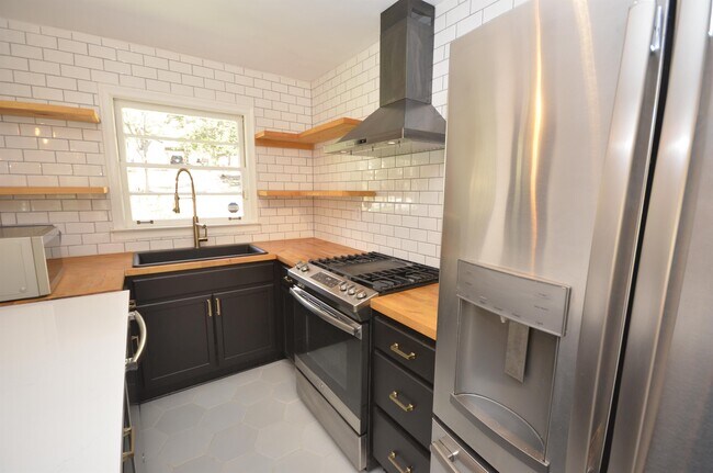 Building Photo - 1009 N Hills Dr