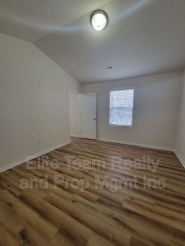 Building Photo - 5823 Hewitt Dr