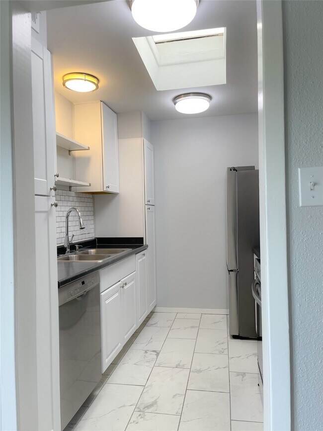 Building Photo - 2744 Briarhurst Dr