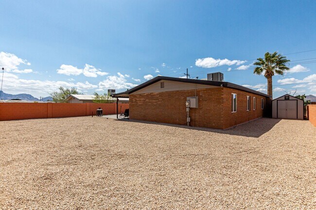 Building Photo - Spacious 4-bedroom available 6/1