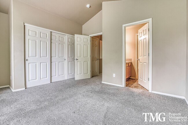 Building Photo - Contemporary 2 Bed 2.5 Bath Townhome in Hi...