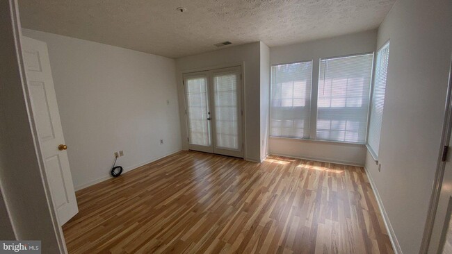 Building Photo - 6015 Rock Glen Dr