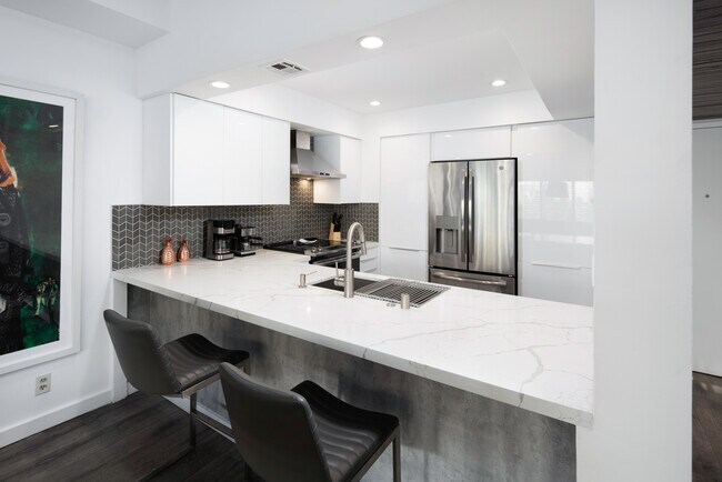 Building Photo - 7135 Hollywood Blvd