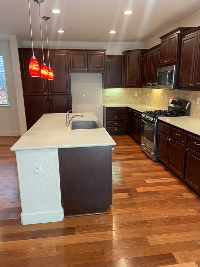 Building Photo - Folsom 4 bdrm, 3 bath near Folsom HS