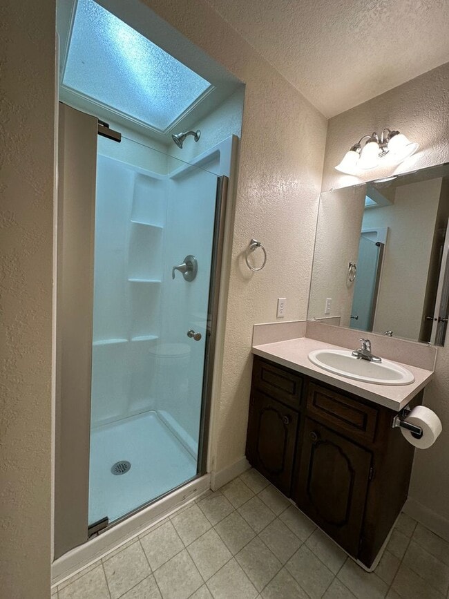 Building Photo - 3 Bedroom 2 Bathroom Single Story Home