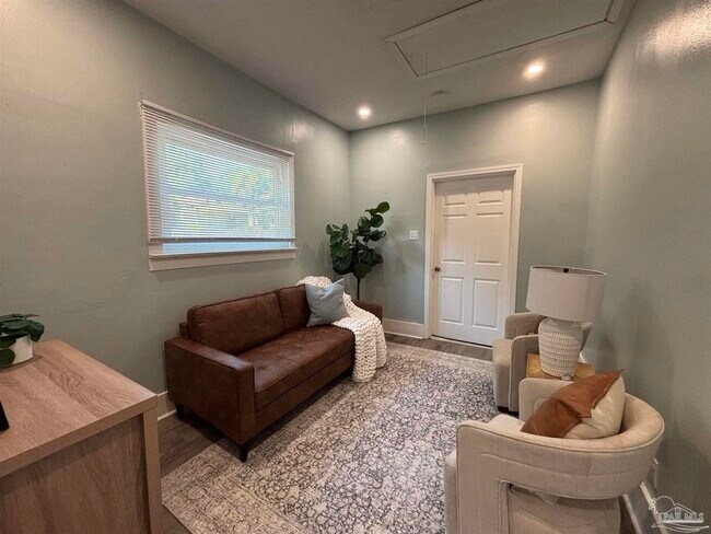 Building Photo - 1118 W Belmont St