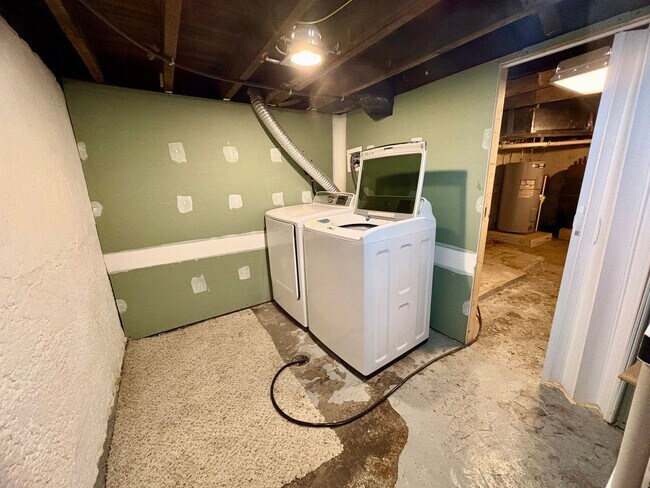 Building Photo - 4 Bedroom 2 Bathroom in Harrisburg!