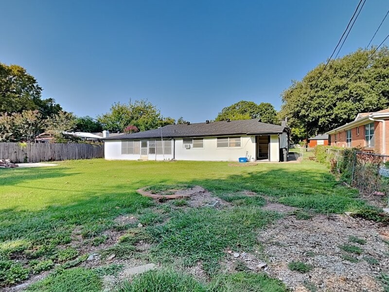 Building Photo - 1019 Park Center St